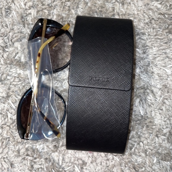 Prada sunglasses - Picture 2 of 4